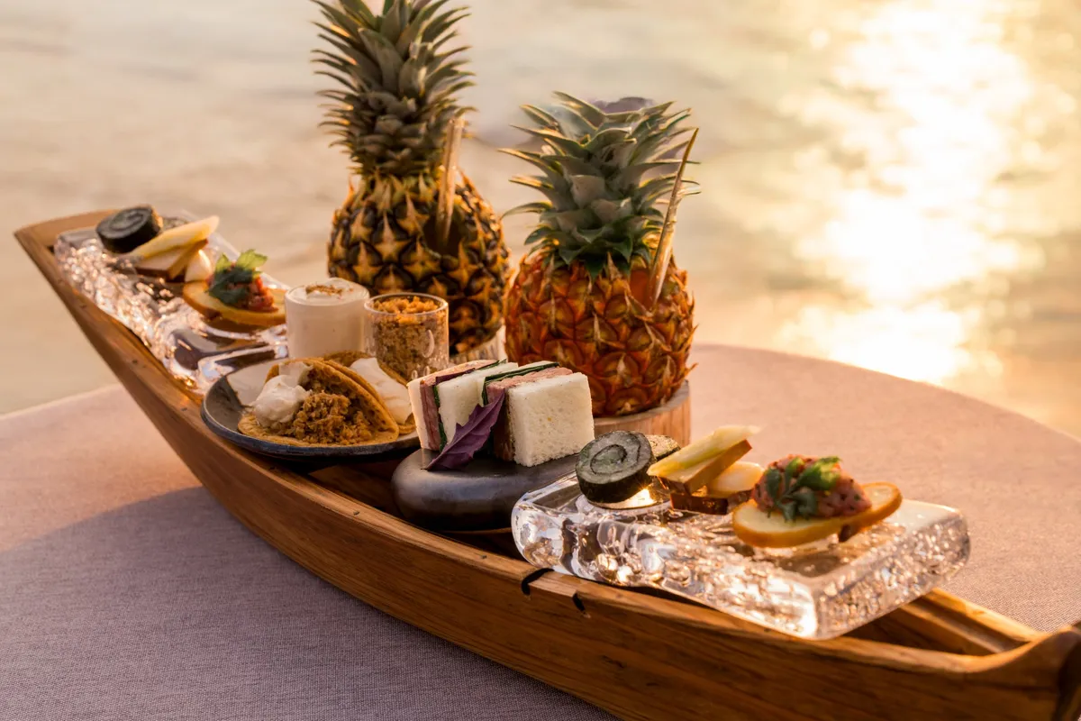 サバニを模した器に盛り付けられた島のフィンガーフード