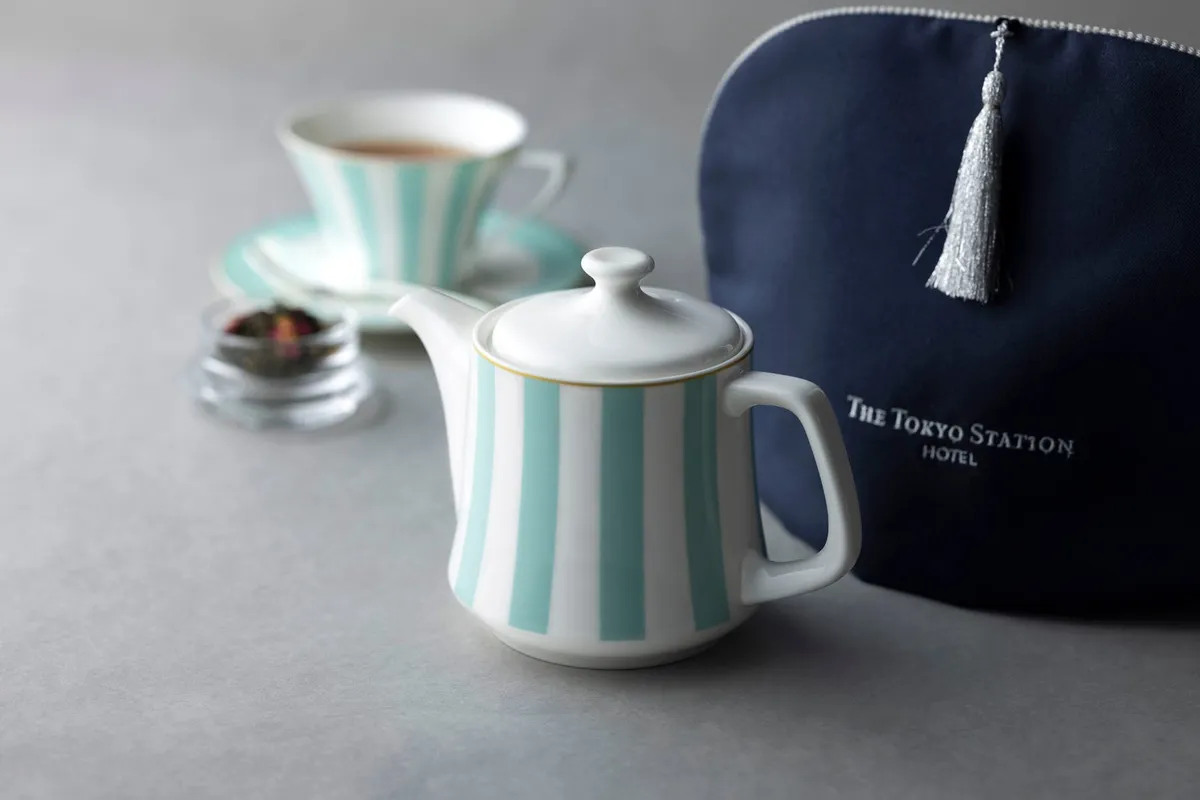 オリジナルティーポットとホテルロゴ入りポーチ