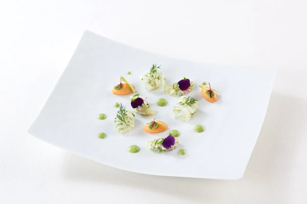 アオリイカとハーブを使用した繊細な前菜