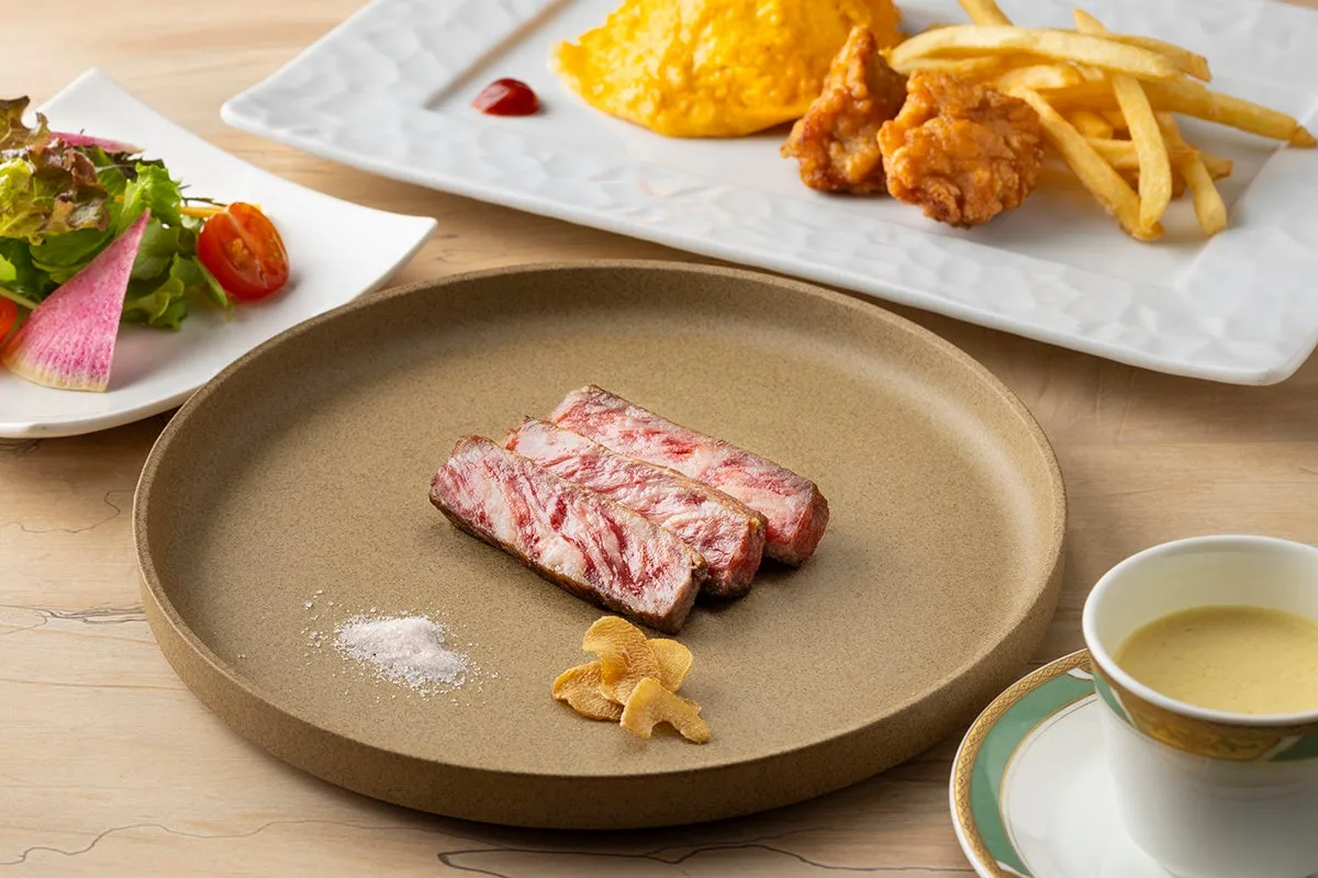 お子様向けの近江牛とオムライスのセット