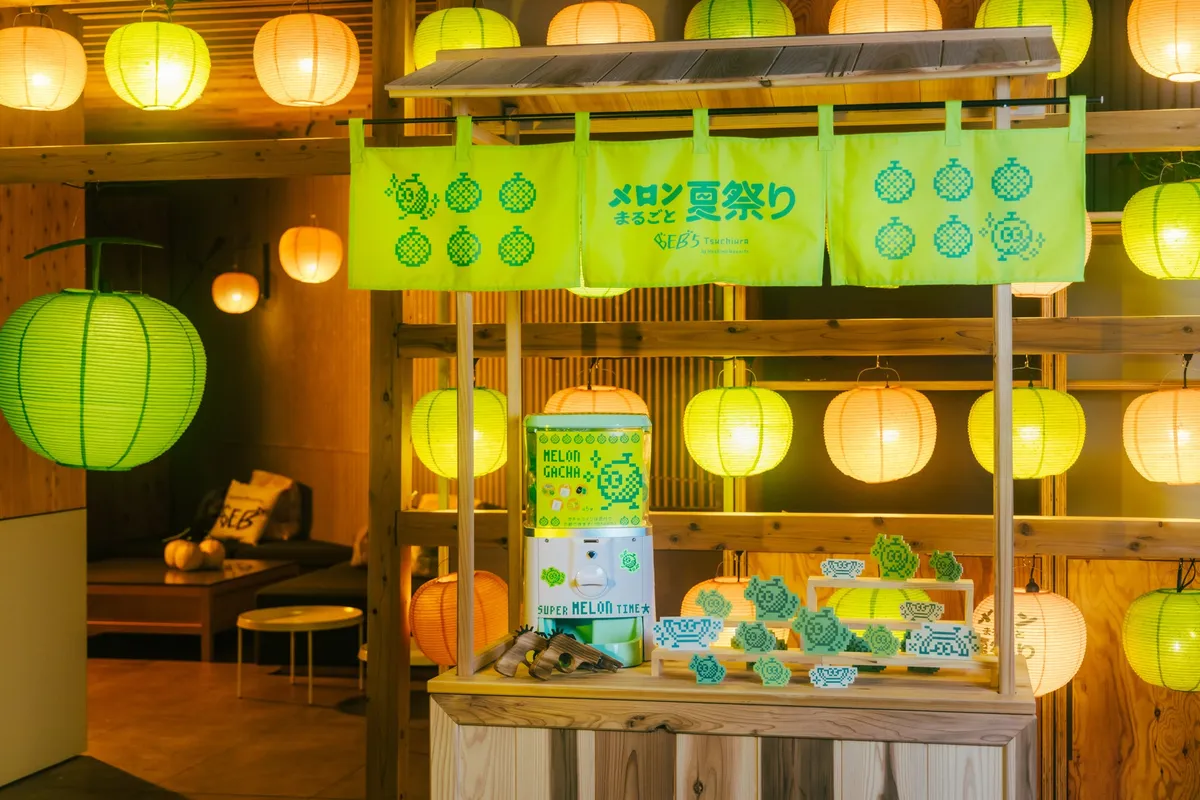 宿泊者が楽しめるメロン射的の屋台