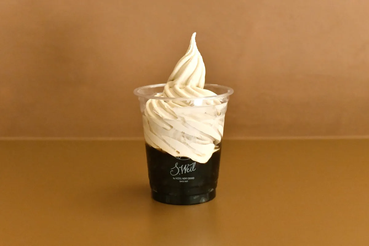 カップに入ったコーヒーゼリーの上に、高く巻かれたモカソフトクリームがのっている。