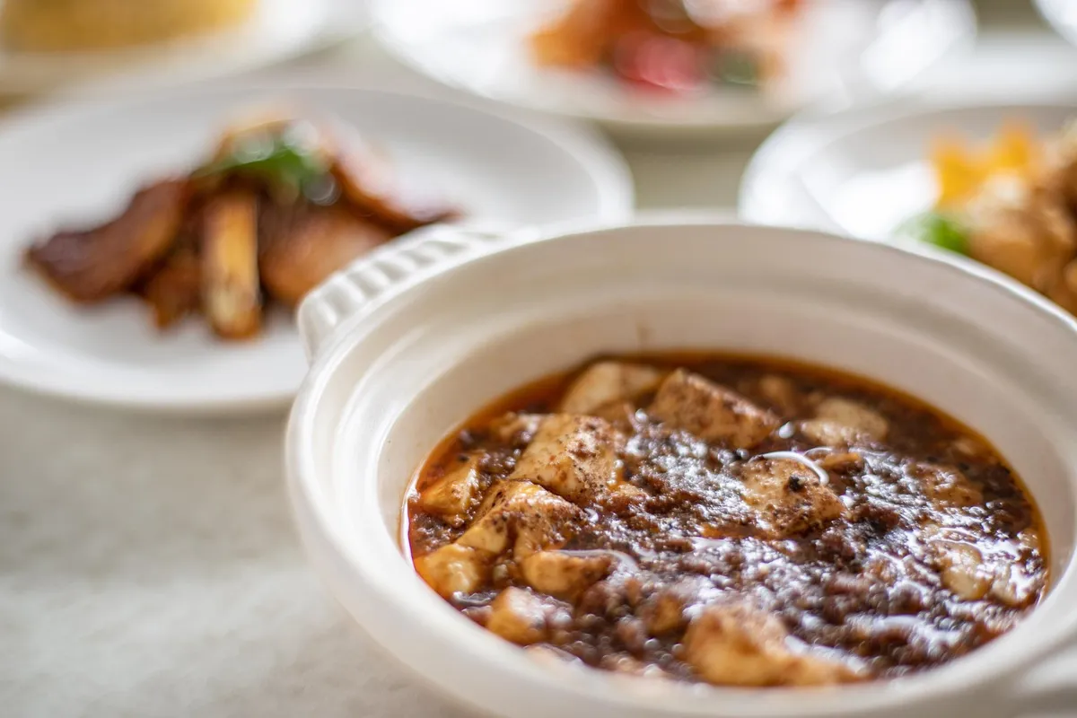 土鍋で提供される熱々の本格麻婆豆腐