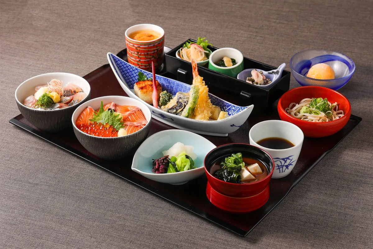 贅沢な内容の「お好み丼御膳～極～」