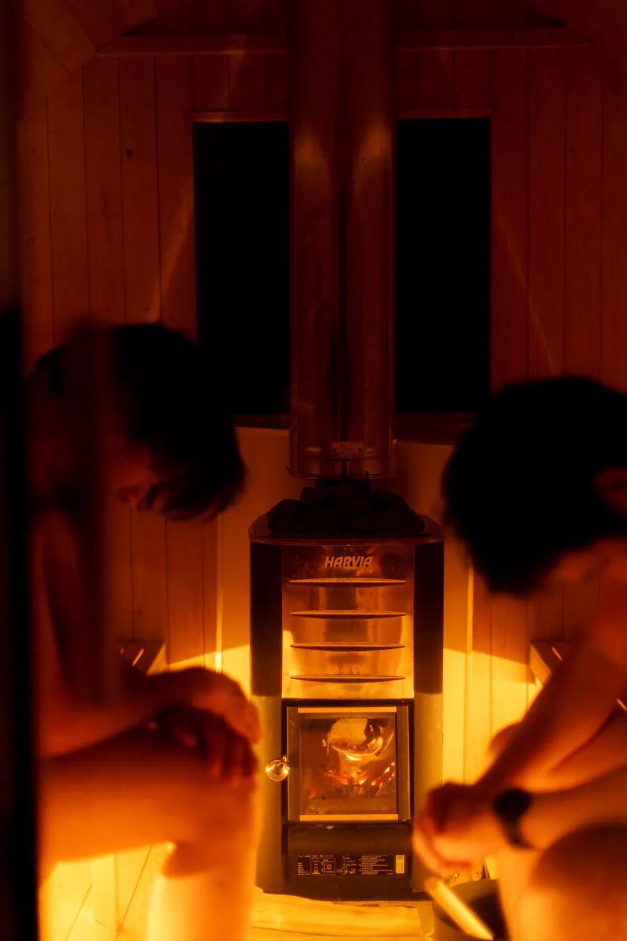 本格的な薪ストーブを備えたサウナ