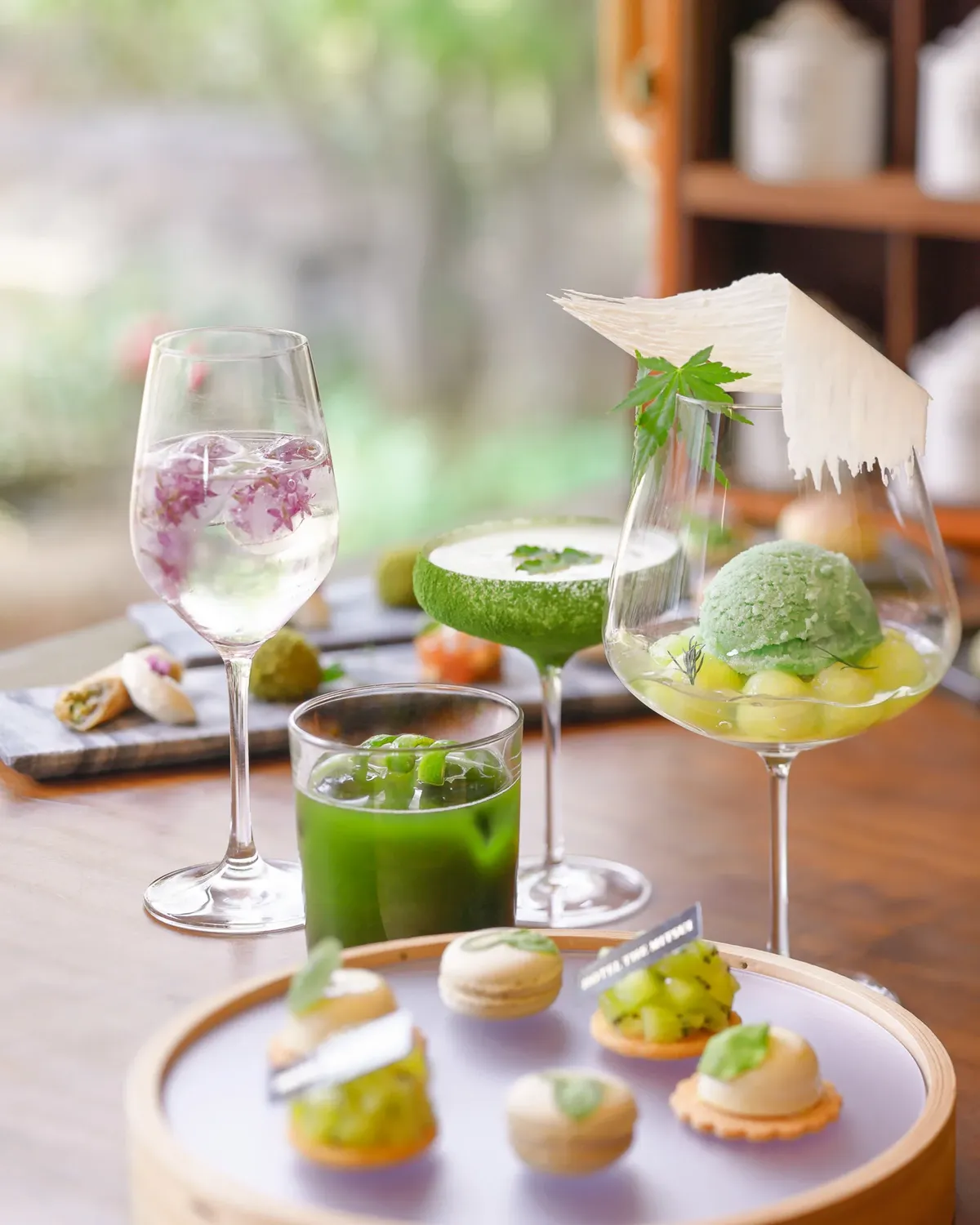 プレミアムオプションのメロンパフェと色鮮やかなオリジナルモクテル