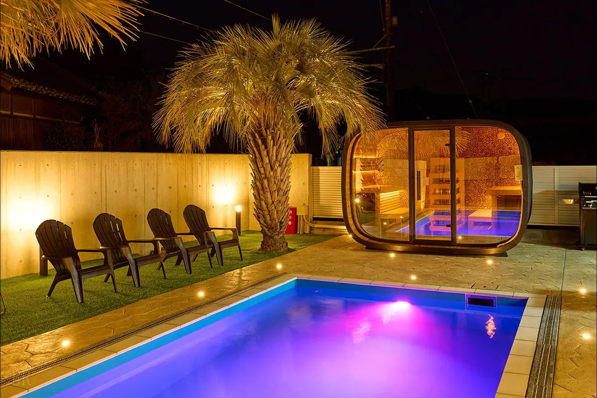 色鮮やかにライトアップされたナイトプール。夜風を感じながら贅沢な時間を過ごせます。