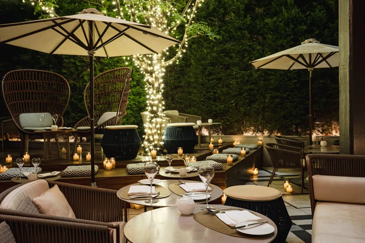 幻想的な光に包まれたテラス席