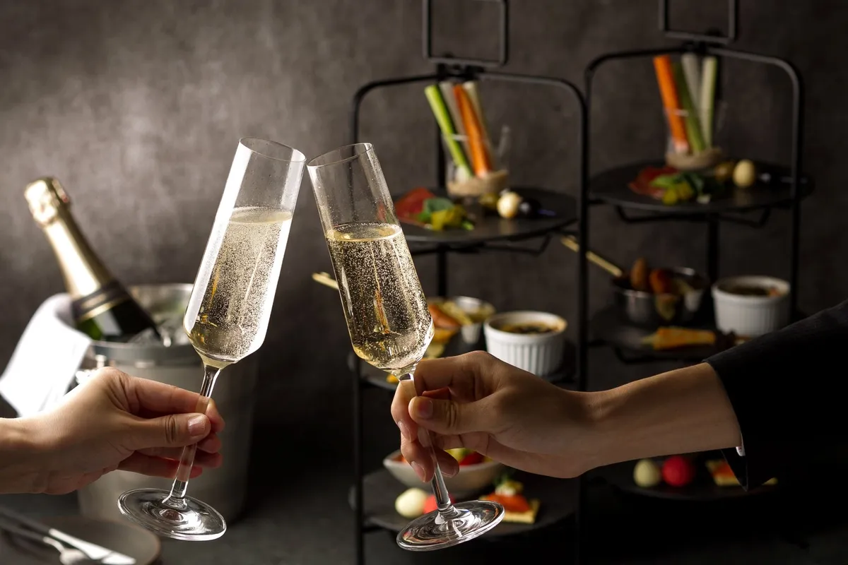 シャンパン「ルイ・ロデレール」で乾杯する優雅なひととき