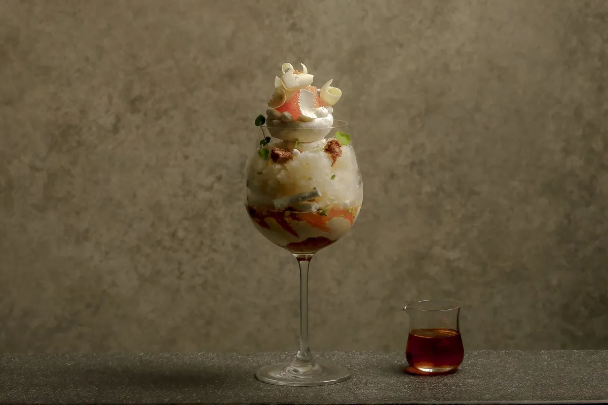 柑橘とチーズを重ねた華やかなパルフェ。別添えのソースで味わいの変化を楽しめます。