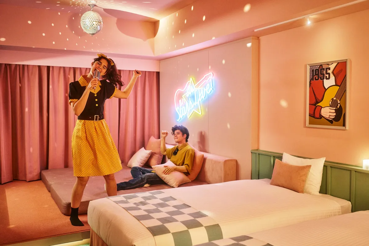 ミラーボールとネオンが輝くステージエリアでの体験