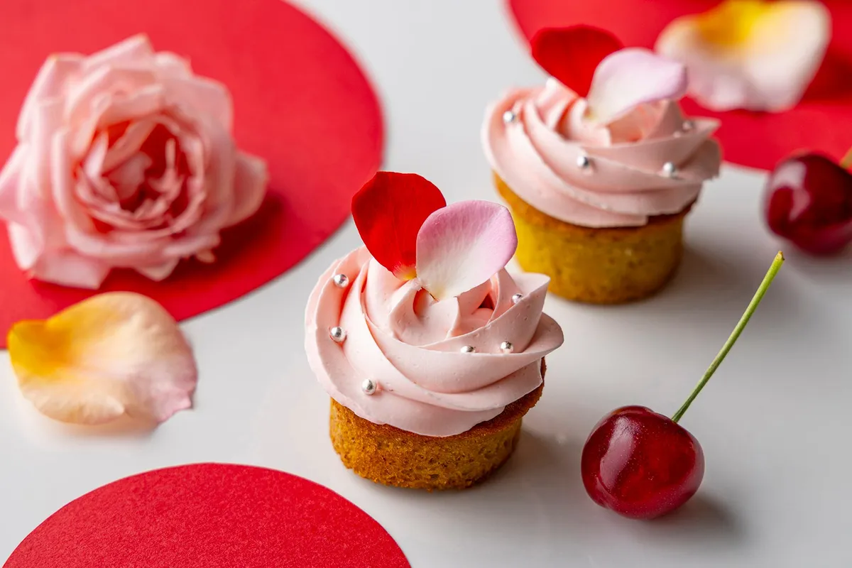 ローズが香る繊細なカップケーキ