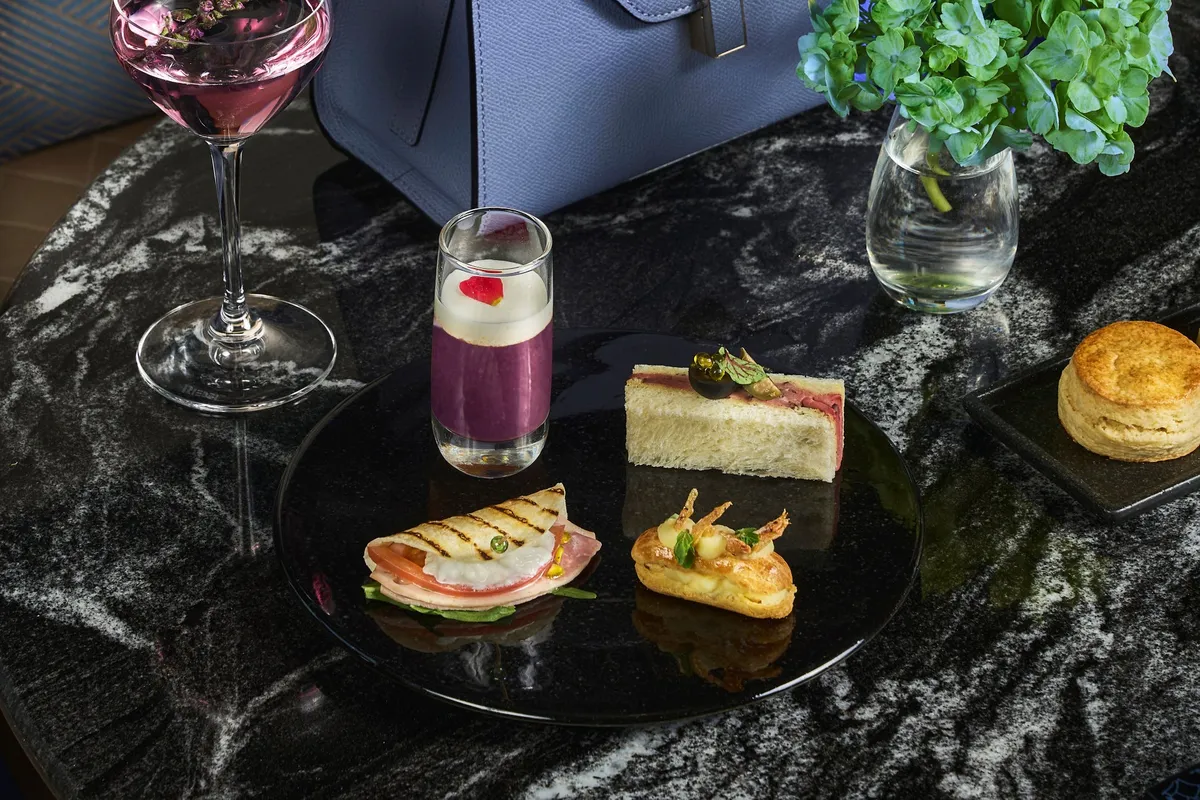 旬の食材を使用した、彩り豊かなセイヴォリーのプレート