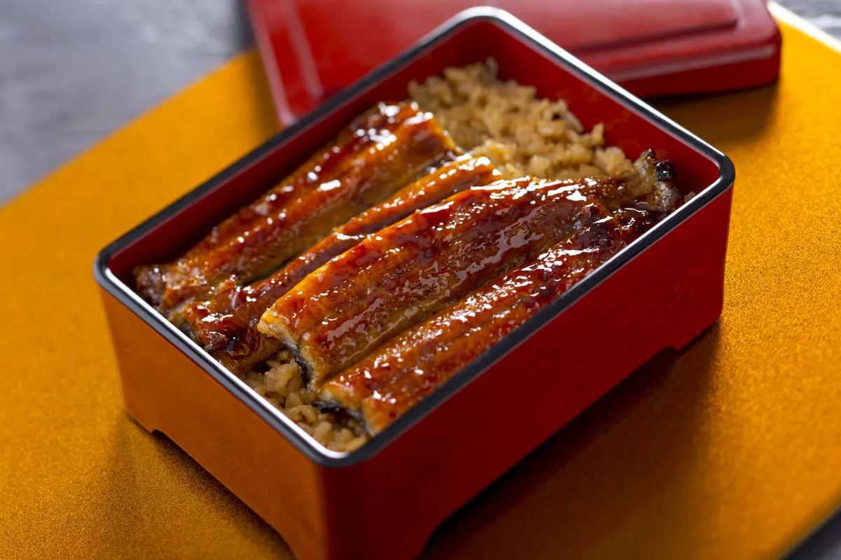 秘伝のタレが輝く極上の鰻重