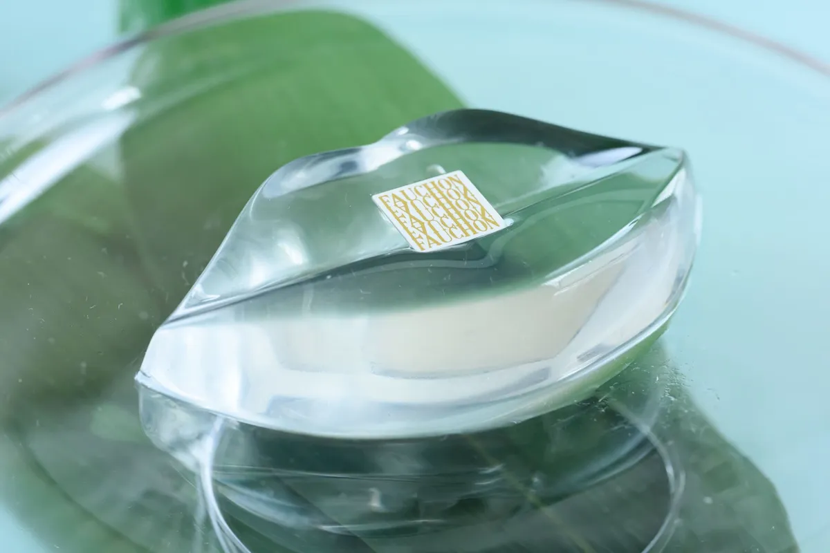 透明なリップ型のスイーツ「ビズビズ 千年水」