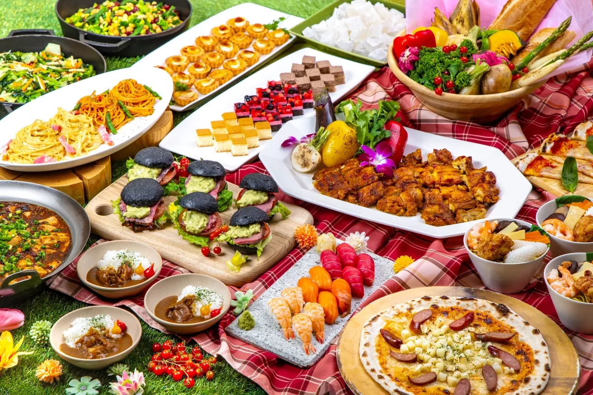 和洋中のメニューが並ぶ豪華なランチビュッフェ