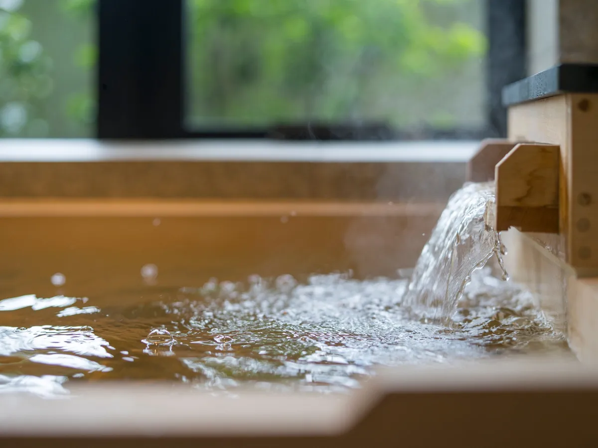 着物を着て京都の街並みを歩く親子。伝統文化を身近に感じる体験プラン