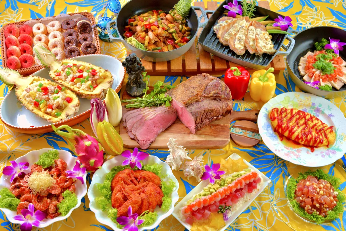 ローストビーフやガーリックシュリンプが並ぶハワイアンブッフェ