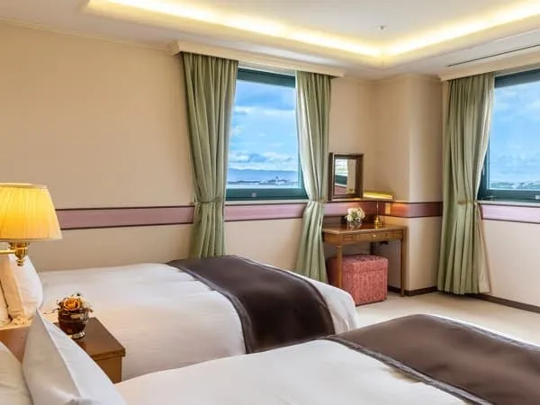 落ち着いた色調でまとめられた機能的なツインルーム