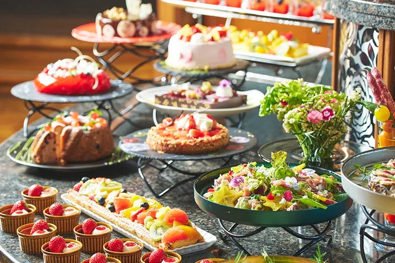 華やかなケーキやタルトが並ぶスイーツコーナー