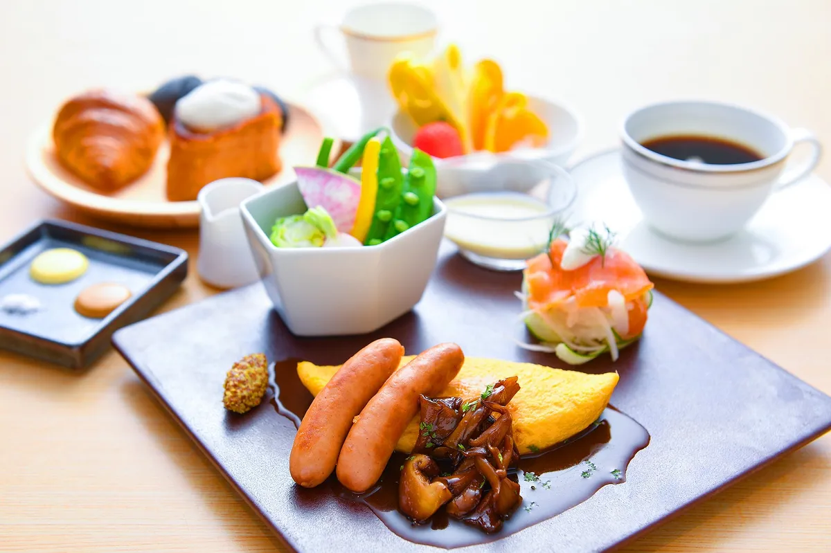 ふっくらとしたオムレツや新鮮なサラダが並ぶ洋朝食セット