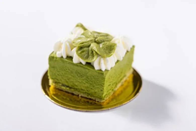 四つ葉をのせたクローバーの抹茶ムース