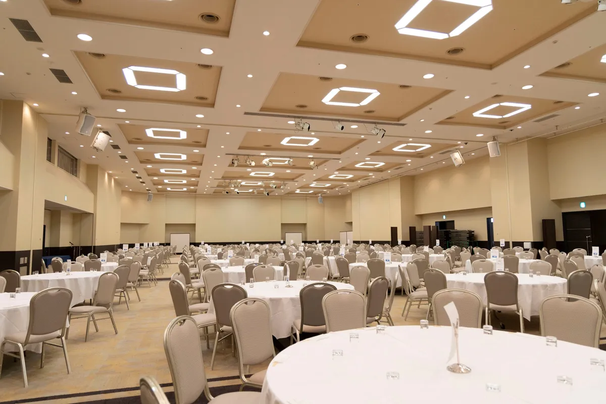 1,000名規模の大型宴会にも対応する大宴会場