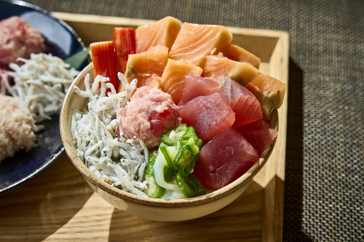 鮮やかな海鮮を盛り付けたセルフ海鮮丼