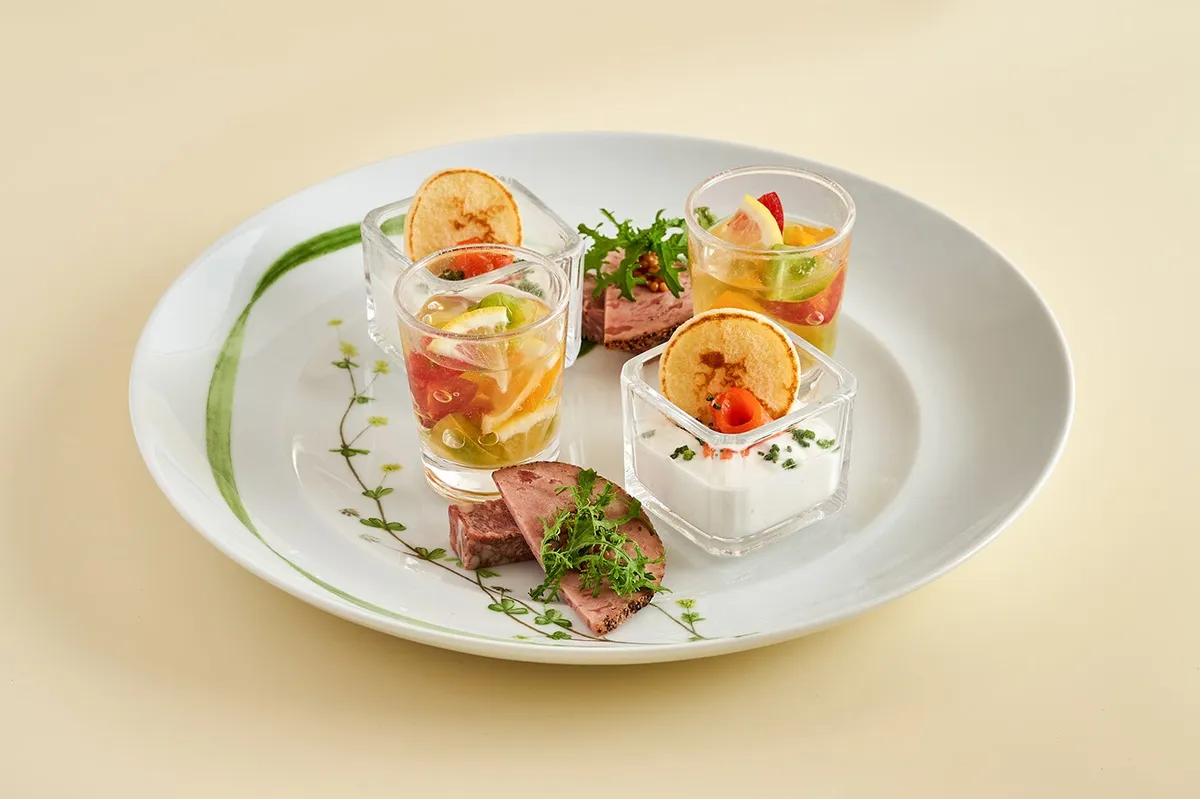 パテ・ド・カンパーニュやサーモンなど彩り豊かなセイボリーのプレート
