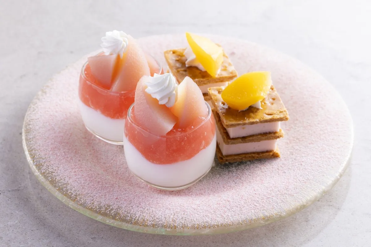 旬の桃を贅沢に使用したグラスデザートと焼き菓子
