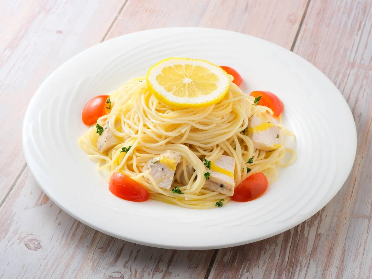 鶏肉とレモンで爽やかに仕上げた春色パスタ