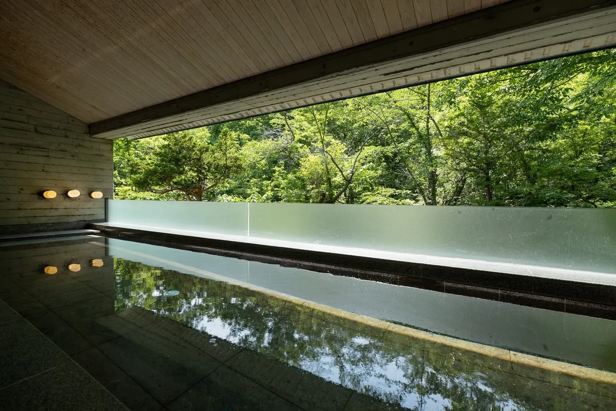 里山のパノラマを望む開放的な露天風呂