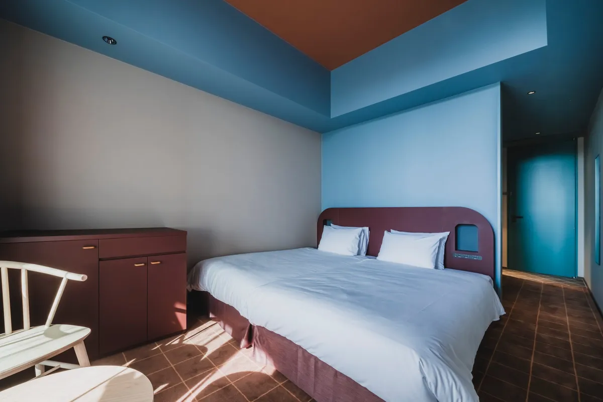 落ち着いた色調の客室インテリア