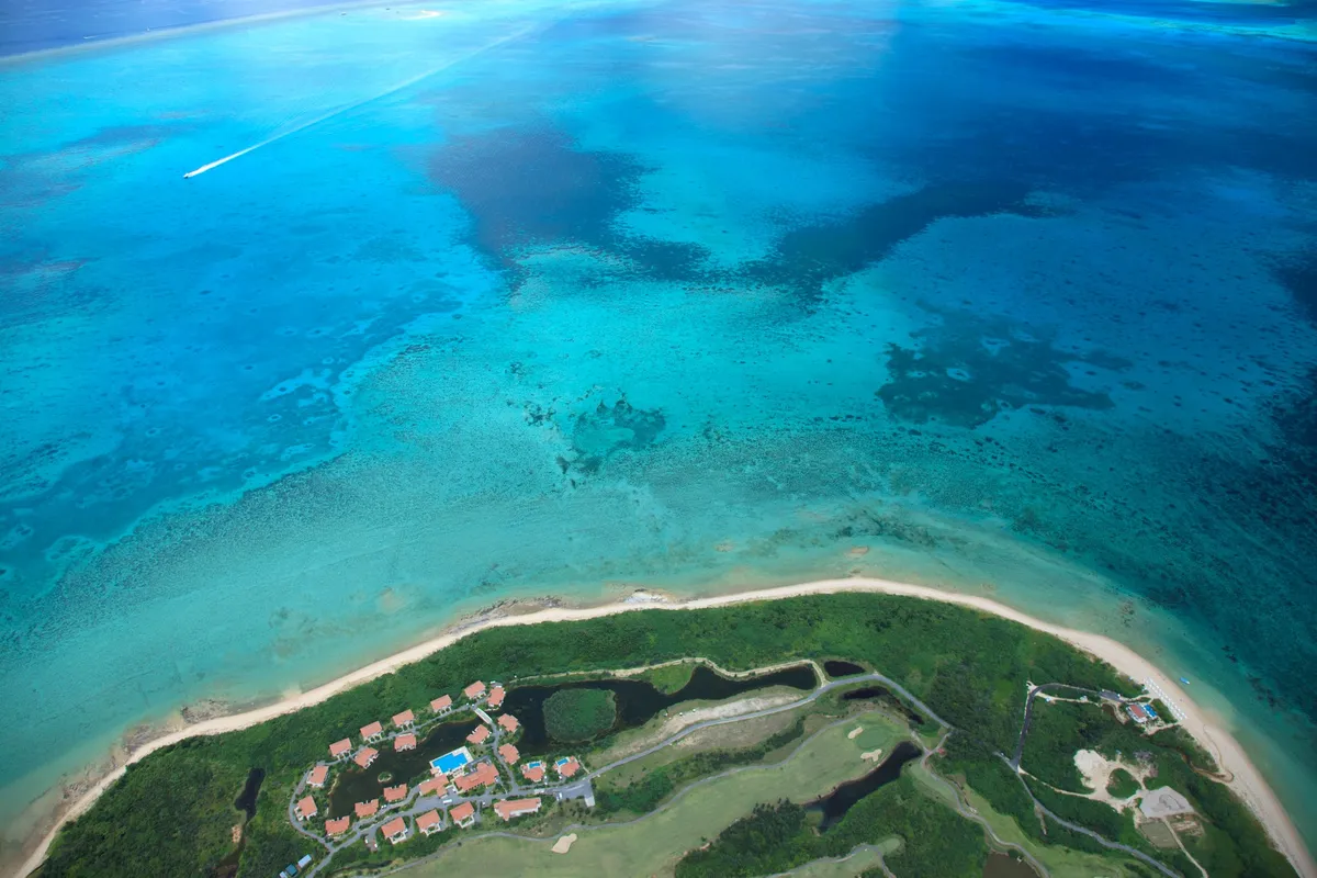 空から見たリゾナーレ小浜島と周囲に広がる碧い海