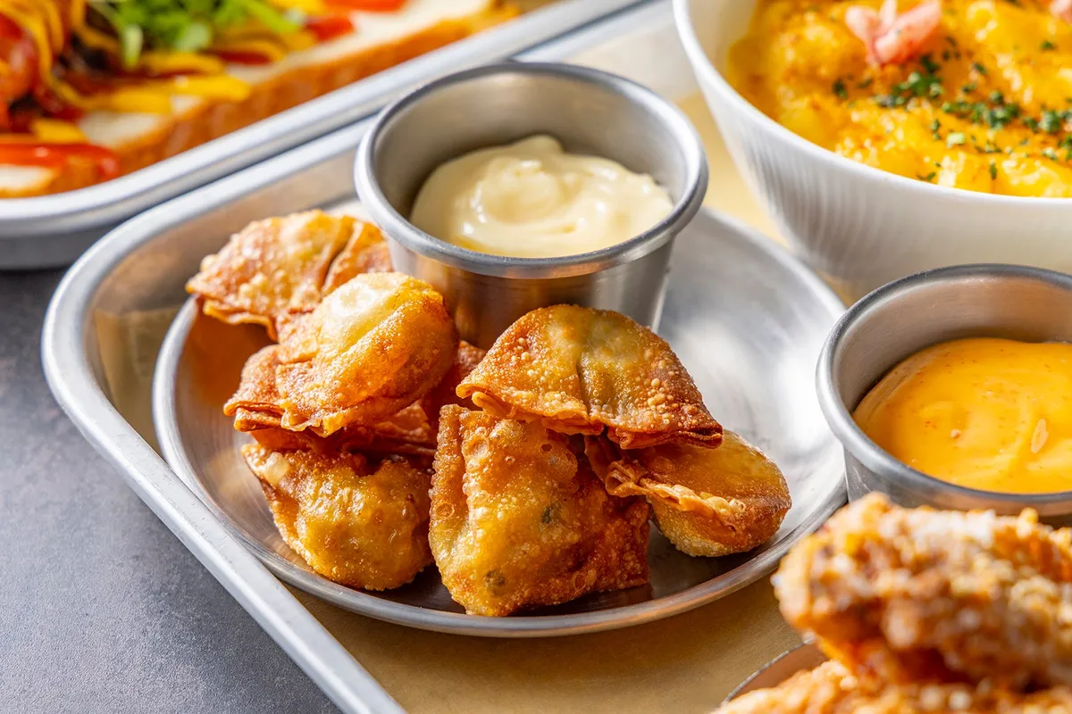 サクサクに揚げられたサイドメニュー。ディップソースと一緒に楽しむおつまみ。