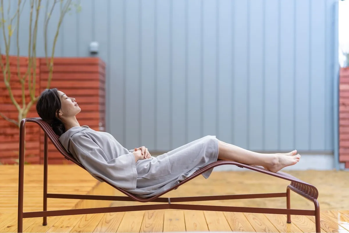 テラスのチェアでリラックスする女性