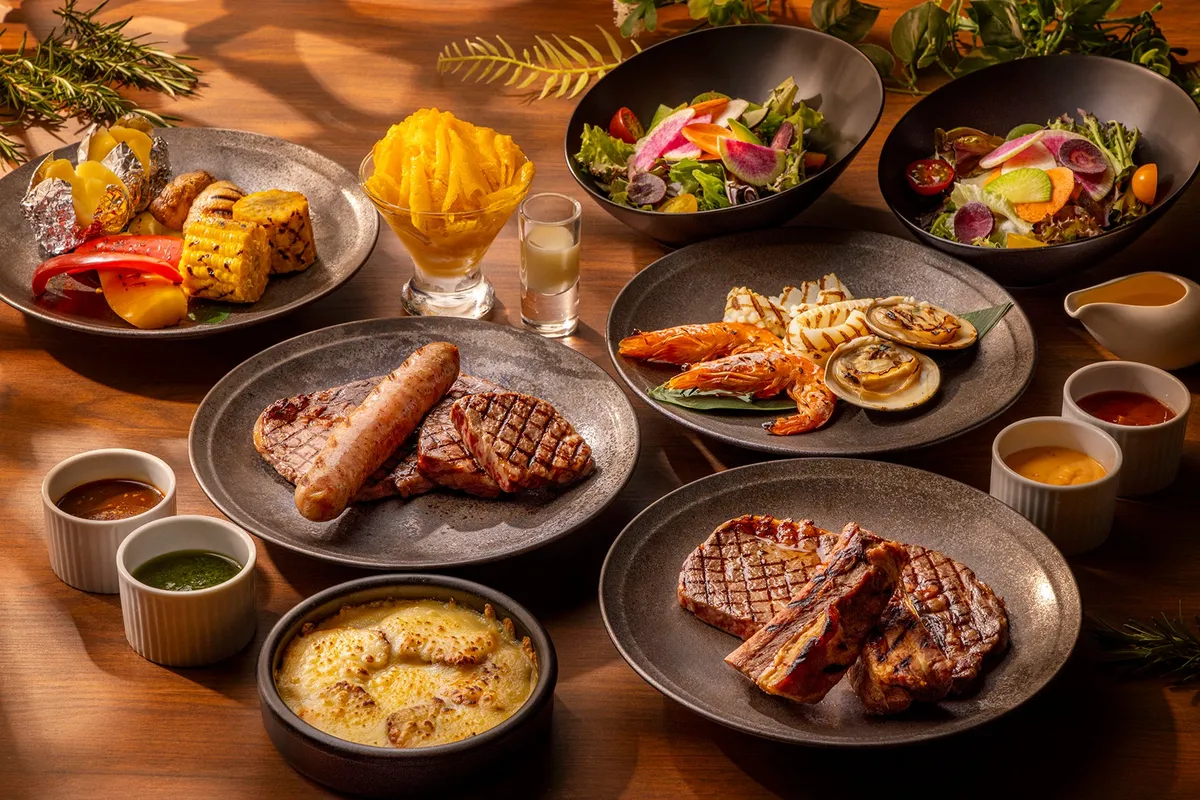 豪華なシーフードや肉料理が並ぶプレミアムなセットメニュー