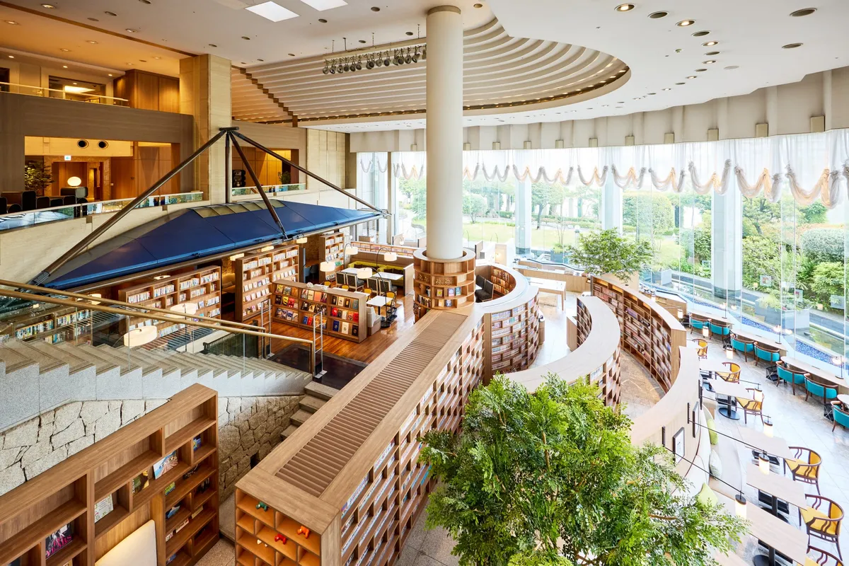 高い天井と本棚が印象的な、モダンで落ち着いた雰囲気のライブラリーラウンジ