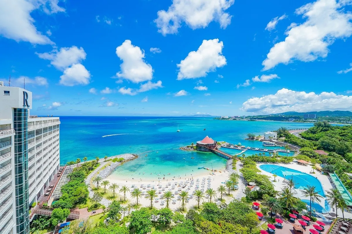 ホテル外観と美しいビーチの風景