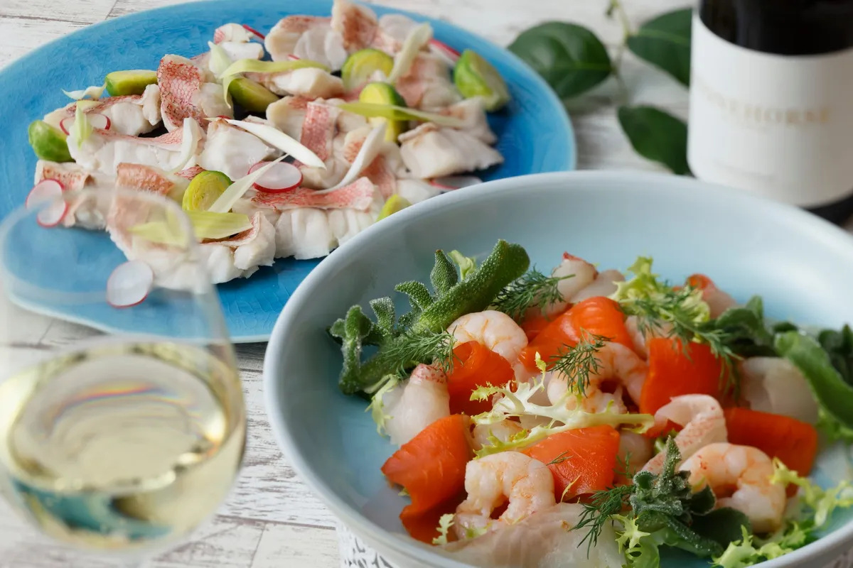 彩り豊かな前菜と白ワイン