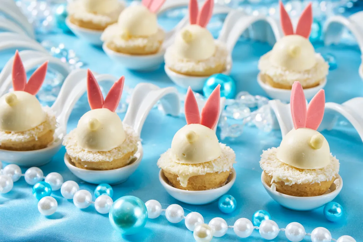 白うさぎの耳をあしらった一口サイズのムースタルト