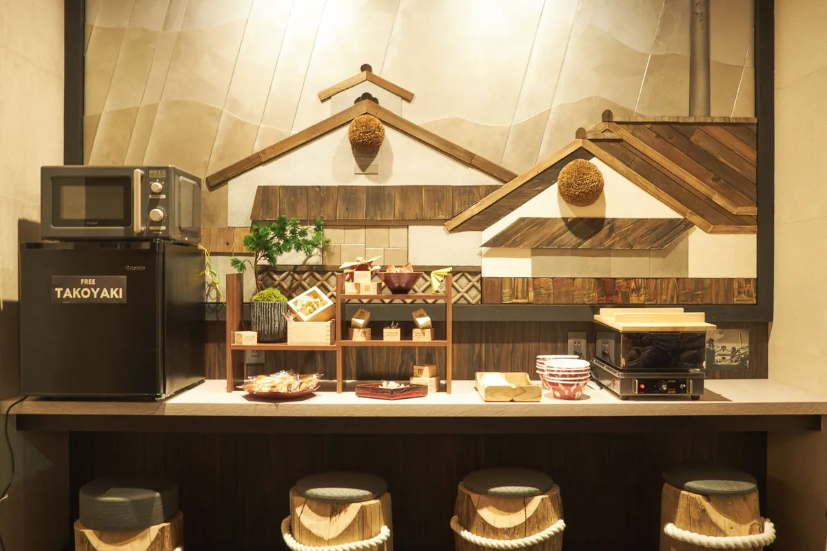 セルフサービスで楽しめる軽食やたこ焼きのコーナー