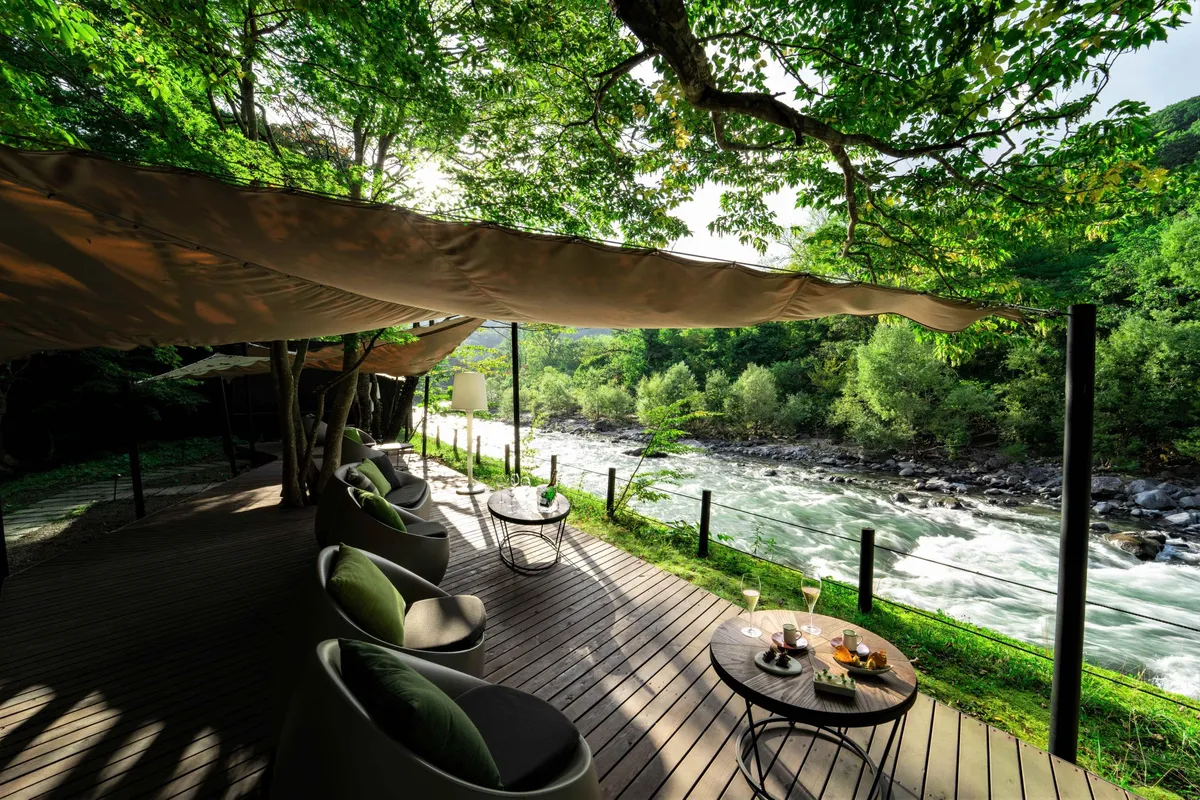 渓流沿いの開放的なテラス席