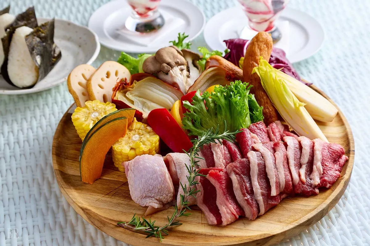厳選された熟成肉と新鮮な野菜が並ぶBBQセット