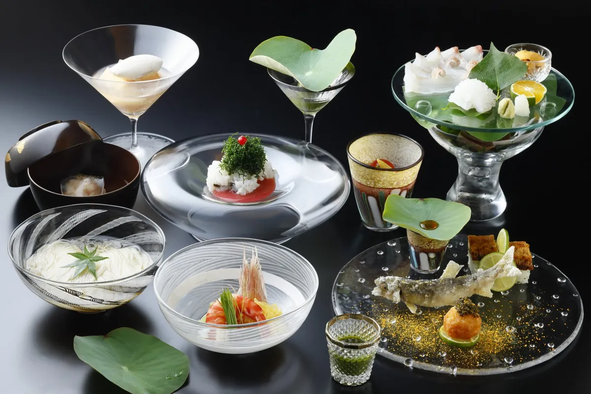 ガラスの器に美しく盛り付けられた鱧や夏野菜の会席料理