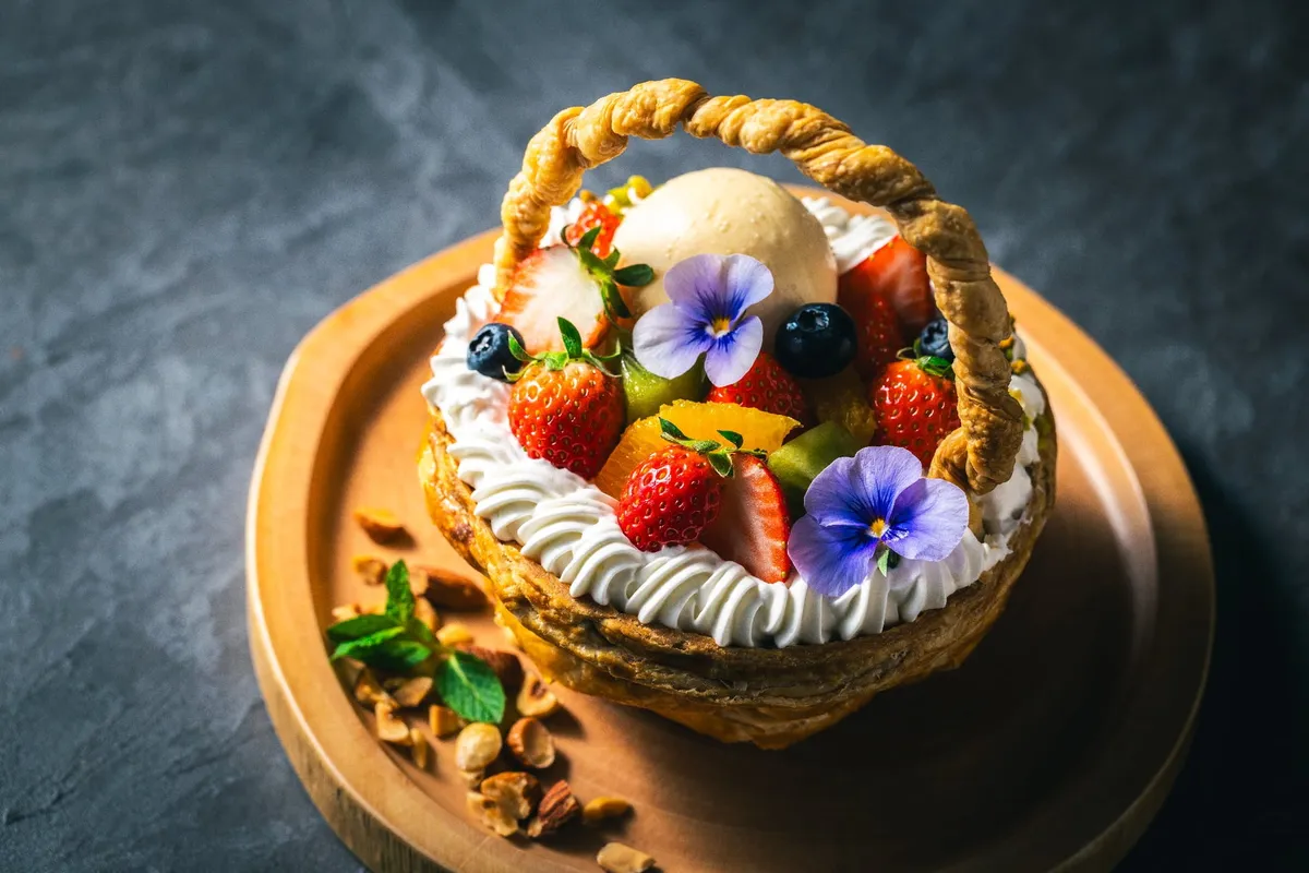 フルーツがたっぷり詰まったバスケット型のパフェ