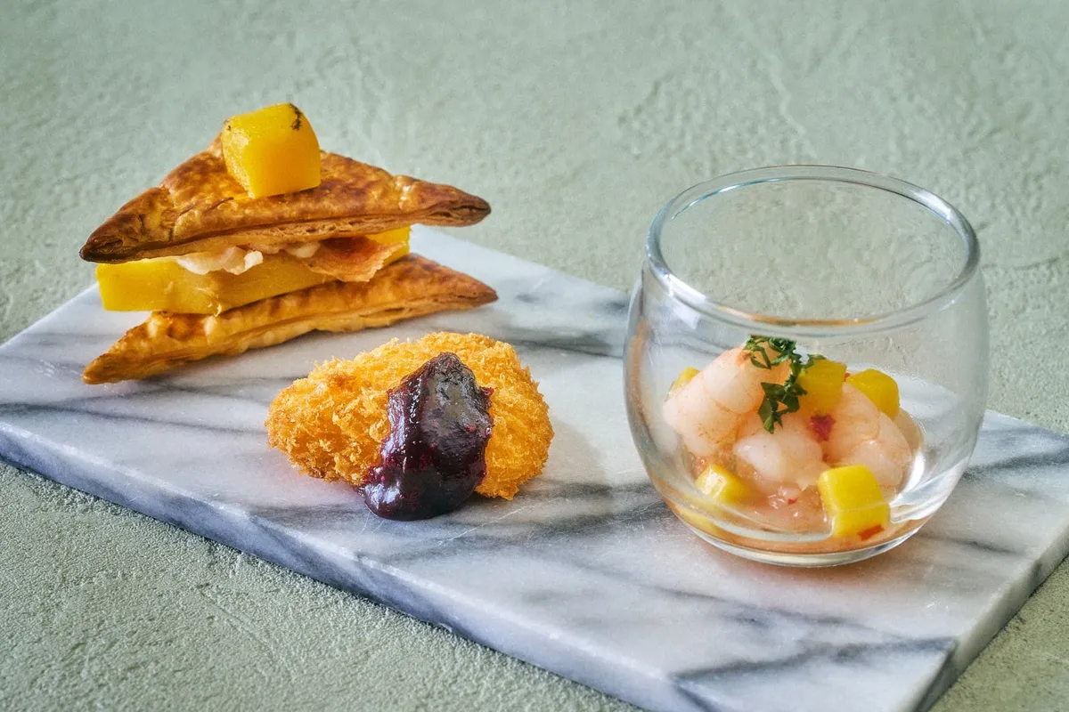 マンゴーのミルフィーユピザや小海老のマリネなどのセイボリープレート