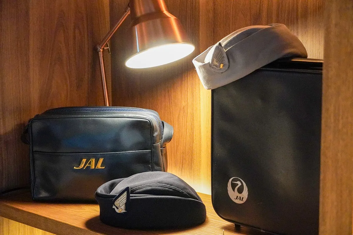 ホテルロビーに展示されたJALのヴィンテージバッグと客室乗務員の制帽