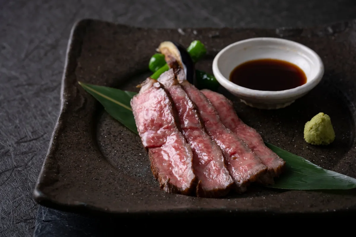 厚切りにカットされた近江牛のステーキ