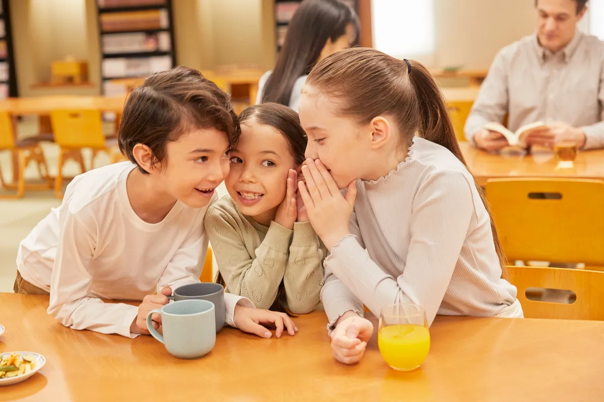 テーブルを囲んで談笑する子供たち